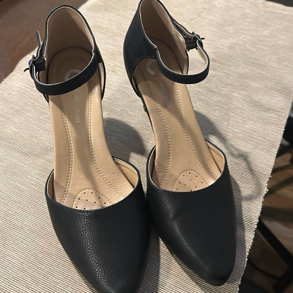 Women’s black heels size 8